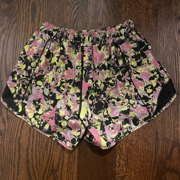 Lululemon shorty Hot Shorts Floral - Picture 2 of 3